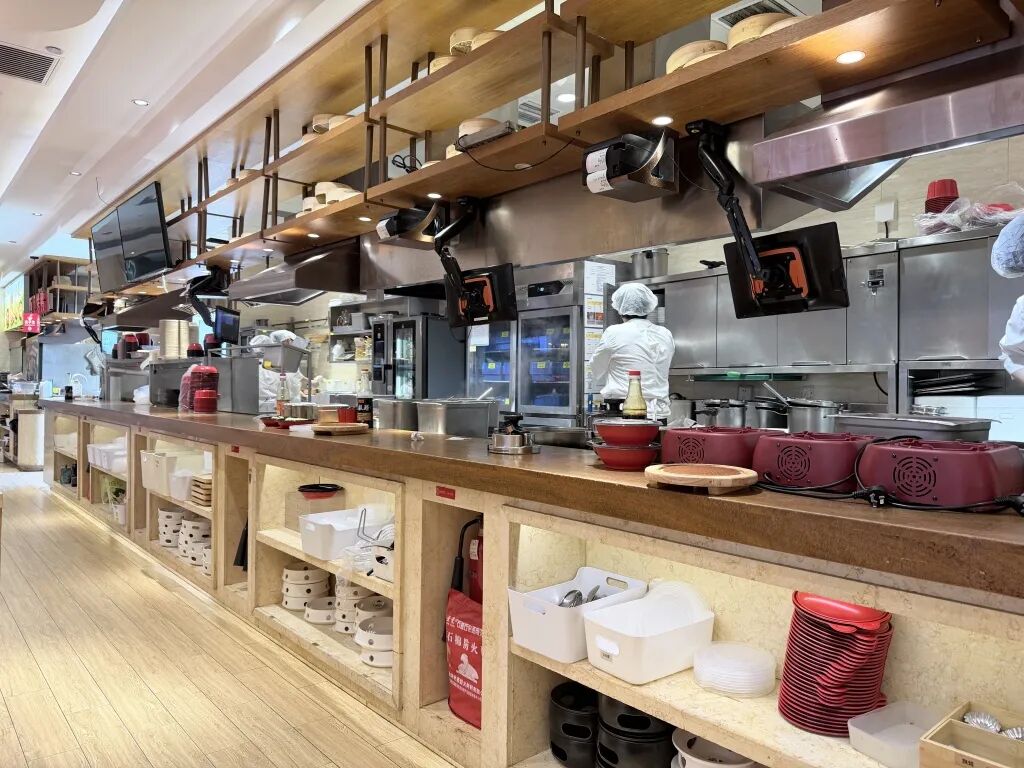 关店风暴中的西贝，店员：团队5家店已关3家	，我们门店下个月也要关，员工将就地解散，闭店没补偿
